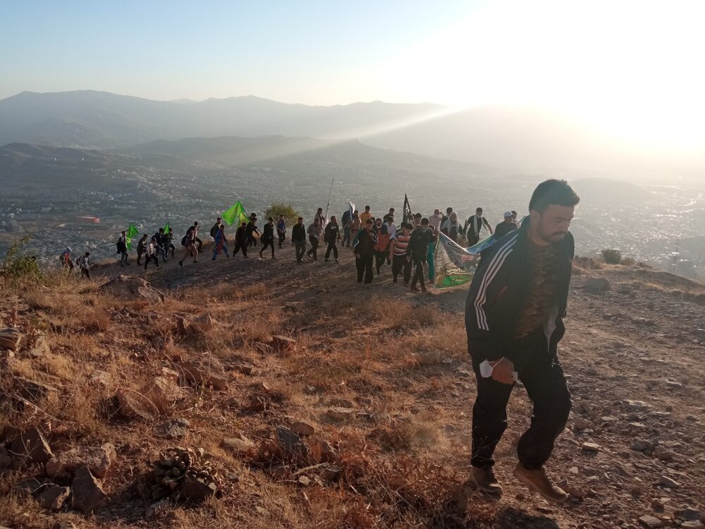 صعود ۵۰۰ نفری بسیجیان سنندج به قله آبیدر