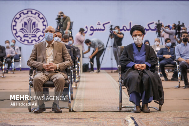 حجت الاسلام عاملی دبیر شورای انقلاب فرهنگی و محمد علی زلفی گل وزیر علوم تحقیقات و فناوری در مراسم آغاز سال تحصیلی جدید دانشگاهی حضور دارند