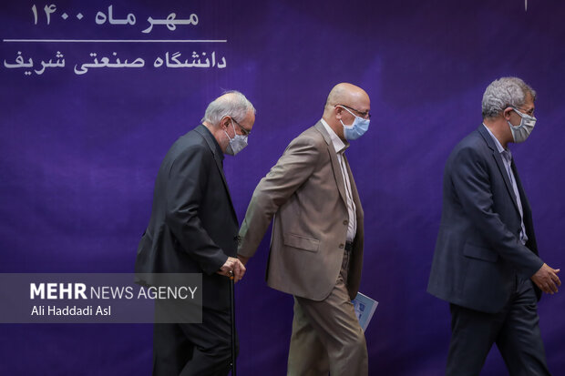 محمود فتوحی رئیس دانشگاه شریف و محمد علی زلفی گل بعد از  تقدیر خانواده شهدا  صحنه را ترک می کنند