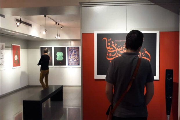 افتتاح نمایشگاه سوگواره هنر عاشورایی/برپایی همزمان در ۳ صحن متبرک