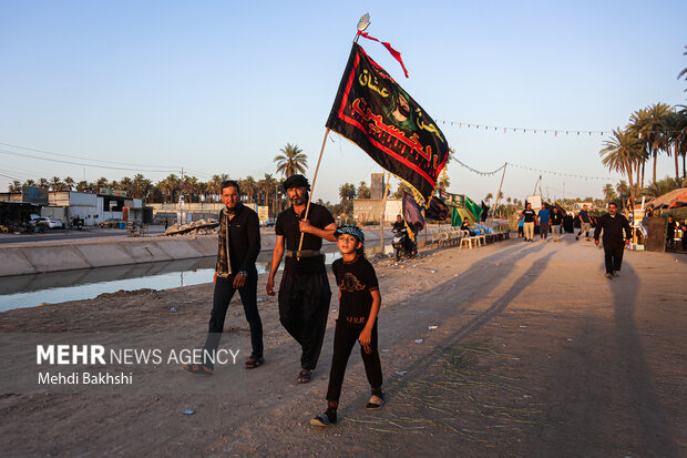 Pilgrims trekking towards Karbala
