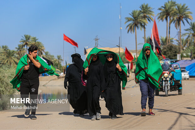 Pilgrims trekking towards Karbala
