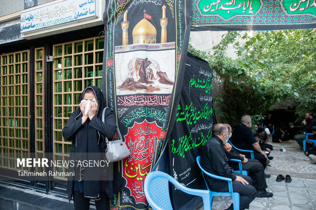 روضه خانگی، درب منزل جانباز شهید مسعود طائی/ طرح خیمه های حسینی دوسالی ست از بعد شیوع و گسترش ویروس کرونا، اقدام به برگزاری مراسم روضه سیدالشهدا با تعداد محدود در منطقه لویزان تهران می کند