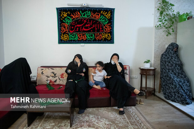 خانم قریشی بیش از ٢٠ سال است که در محله لویزان تهران، روضه خانگی برگزار می کند، مراسمی که در این دو ساله با توجه به شرایط کرونایی، با تعداد محدود و گاهی تنها با حضور روضه خوان و او برگزار می گردد