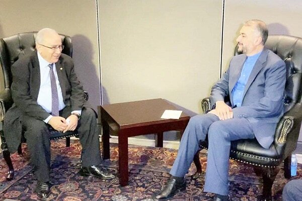 وزير الخارجية الجزائري يعلن عن استعداده لزيارة طهران