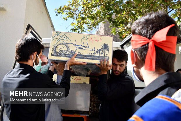  تابوت یک شهید گمنام دفاع مقدس توسط دانش اموزان هنرستان شهید مدرس در یادواره شهدای دانش آموز هنرستان شهید مدرس حمل می شود