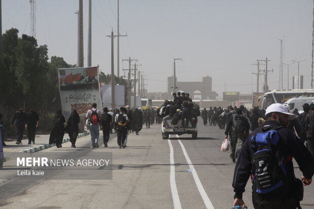 ازدحام زائران پس بازگشایی موقت مرز مهران