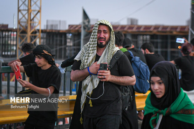 Pilgrims en route to Karbala ahead of Arbaeen