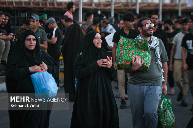 Pilgrims en route to Karbala ahead of Arbaeen