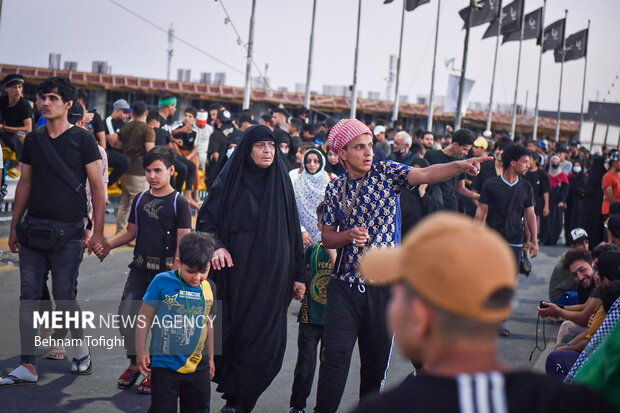 Pilgrims en route to Karbala ahead of Arbaeen