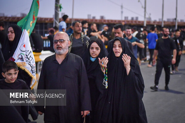 Pilgrims en route to Karbala ahead of Arbaeen