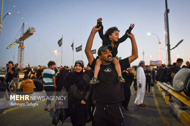 Pilgrims en route to Karbala ahead of Arbaeen