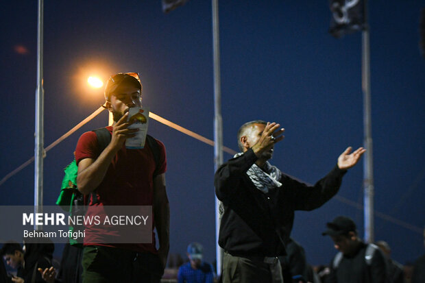 Pilgrims en route to Karbala ahead of Arbaeen