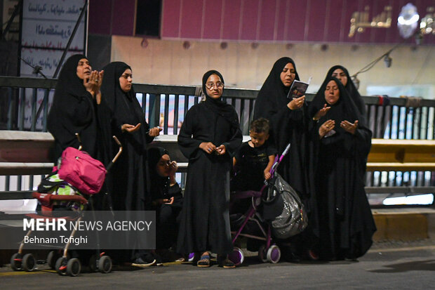 Pilgrims en route to Karbala ahead of Arbaeen