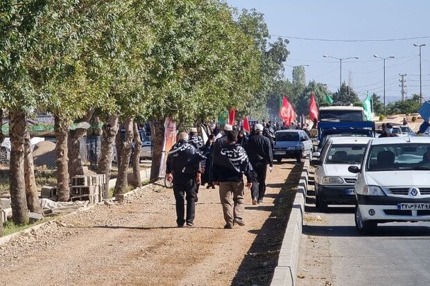 جاماندگان در مسیرهای ارادت/ مردم قومس با زائران کربلا همراه شدند