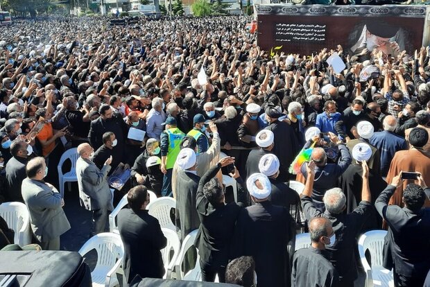 وداع باشکوه با علامه/تشییع پیکرآیتالله حسنزاده روی دست عزاداران