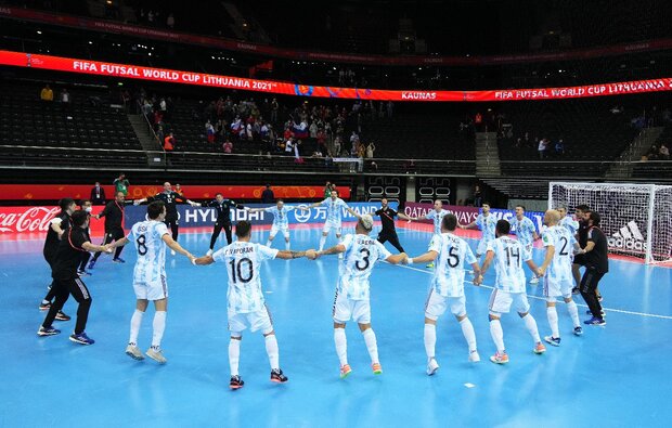 تصاویری از جشن پیروزی تیم ملی آرژانتین/ صعود با عکس مارادونا