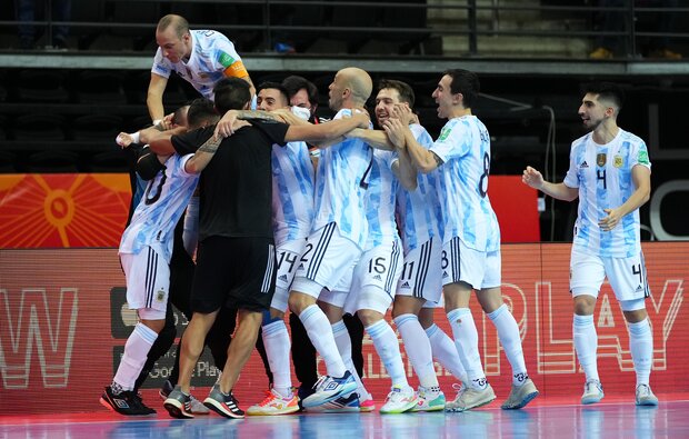 تصاویری از جشن پیروزی تیم ملی آرژانتین/ صعود با عکس مارادونا