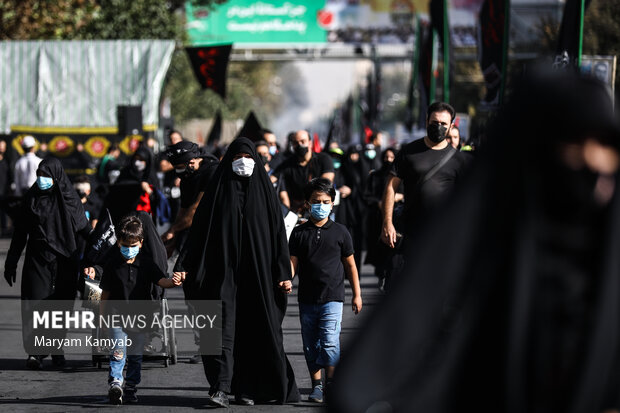 مردم تهران به مناسبت اربعین حسینی در مسیر خیابان هفده شهریور به سمت حرم حضرت عبدالعظیم (ع) در حال پیاده روی هستند