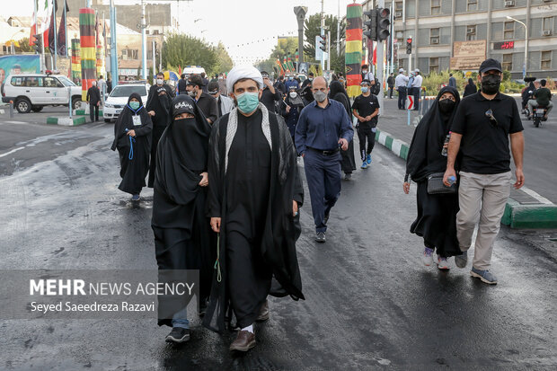 روحانی ای به همراه خانواده اش در مراسم راهپیمایی جاماندگان اربعین حسینی(ع) حضور دارد