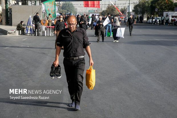 مردی با پای برهنه در مراسم راهپیمایی جاماندگان اربعین حسینی(ع) حضور دارد
