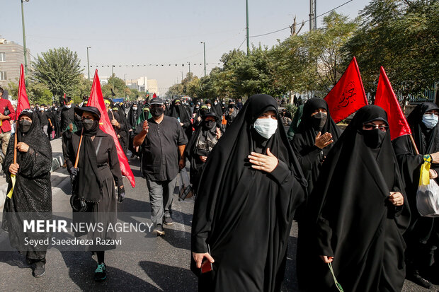 تعدادی خانم در مراسم راهپیمایی جاماندگان اربعین حسینی(ع) حضور دارند