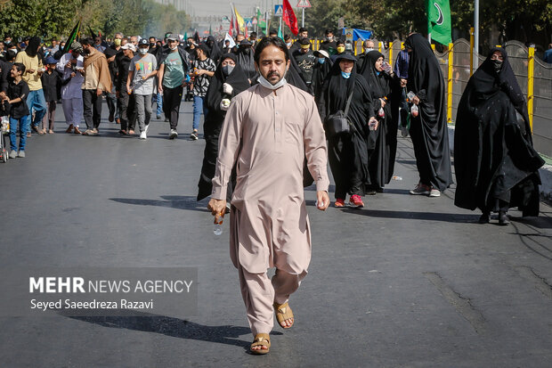 مردی با لباس بوچی در مراسم راهپیمایی جاماندگان اربعین حسینی(ع) حضور دارد