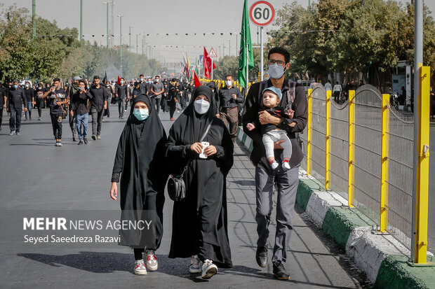 یک خانواده در مراسم راهپیمایی جاماندگان اربعین حسینی(ع) حضور دارد