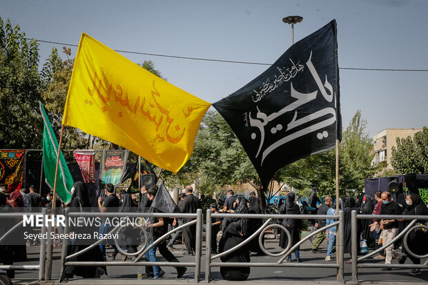 پرچم و پارچه نوشت های بسیار و متعددی در مسیر پیاده روی مراسم جاماندگاه حسینی (ع) وجود دارد
