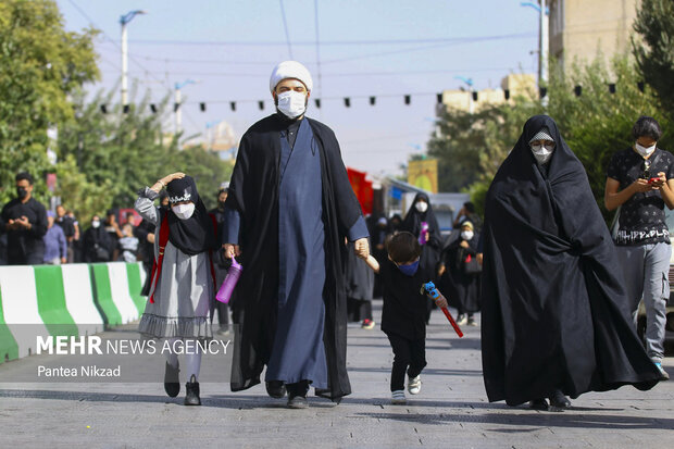 حجت الاسلام قمی به همراه خانواده در مراسم پیاده روی جاماندگان اربعیمن حسینی شرکت کرد