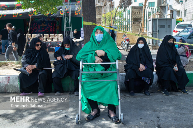 یک خانم سالمند در مسیر  راهپیمایی جا ماندگان اربعین حسینی (ع)  که صبح امروز دوشنبه از میدان امام حین (ع) به سمت حرم عبدالعظیم حسنی (ع) برگزار شد ، حضور دارد