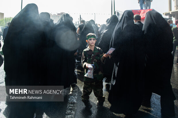 کودکان در مراسم راهپیمایی جا ماندگان اربعین حسینی (ع) صبح امروز دوشنبه از میدان امام حین (ع) به سمت حرم عبدالعظیم حسنی (ع) برگزار شد حضور دارند