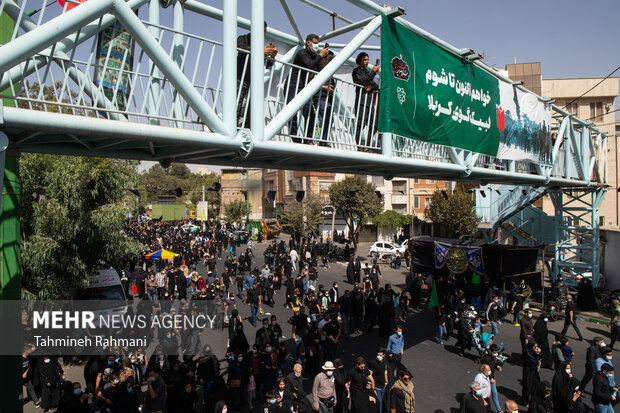 مراسم راهپیمایی جا ماندگان اربعین حسینی (ع) صبح امروز دوشنبه از میدان امام حین (ع) به سمت حرم عبدالعظیم حسنی (ع) برگزار شد