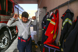 نجات ۵۰ نفر در آتش‌سوزی اهواز / یکی از آتش‌نشان مصدوم شد