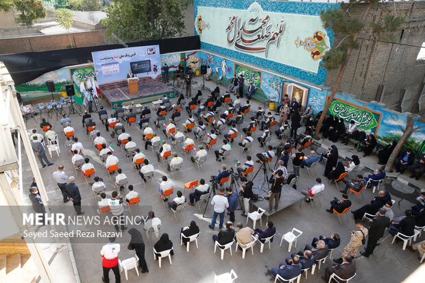 حضور دانش‌آموزان دبیرستان پسرانه شاهد مبشر وجمعی از مسئولین در مراسم زنگ ملی ایثار و مقاومت درآئین زنگ ملی ایثار و مقاومت