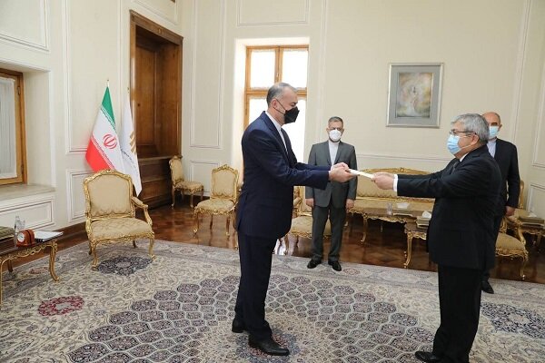 Iran FM receives credentials of envoys from six countries