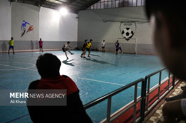 جوانان افغان در حال فوتبال بازى كردن در يكى از سالن هاى ورزشى در پل سرخ كابل هستند