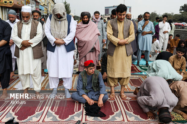 مردم کابل در حال برگزاری نماز جمعه هستند