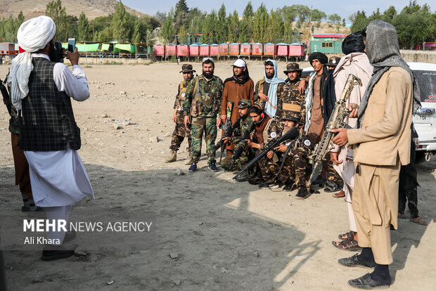 نيروهاى طالبان در حال گرفتن عكس يادگارى در تفريحگاه قرغه كابل هستند