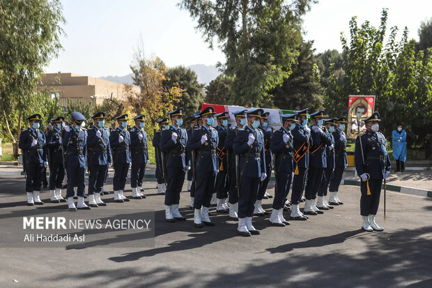 دژبان های ارتش در حال تشریفات نظامی برای انتقال پیکر امیر سرتیپ خلبان منوچهر محققی هستند