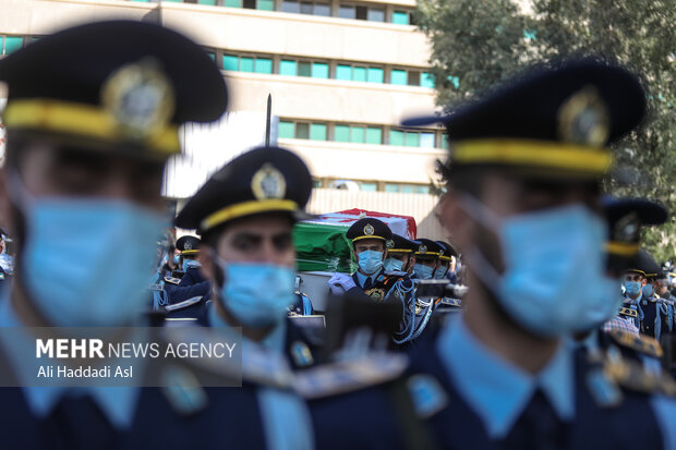 دژبان های ارتش در حال رژه برای انتقال پیکر امیر سرتیپ خلبان منوچهر محققی هستند