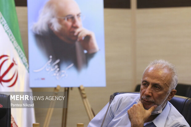 ابراهیم متقی استاد علوم سیاسی دانشگاه تهران در مراسم یادبود  مرحوم دکتر ابومحد عسگرخوانی حضور دارد