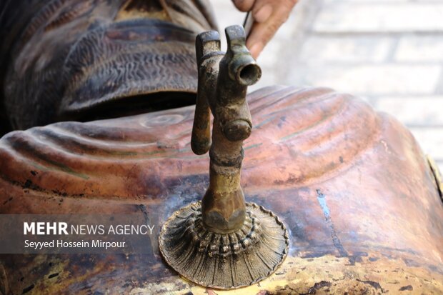 Engraving Iran's brilliant history on body of samovar
