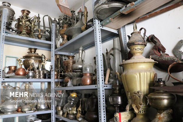 Engraving Iran's brilliant history on body of samovar
