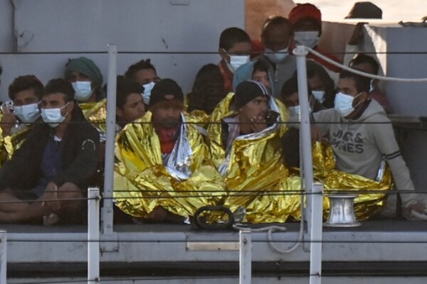 نجات ۶۵ مهاجر لیبیایی توسط یک کشتی ایتالیایی در آبهای مدیترانه