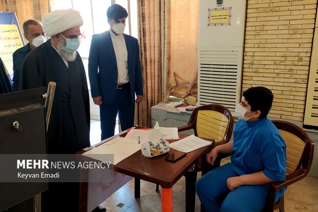  بازدید نماینده ولی‌فقیه در استان بوشهر از مرکز واکسیناسیون کرونا