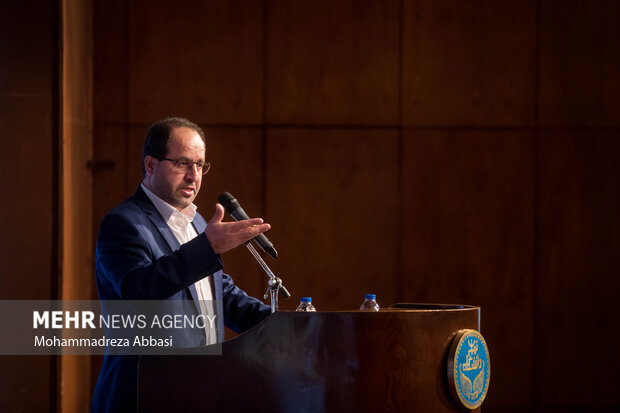 سید محمد مقیمی سرپرست جدید  دانشگاه در حال سخنرانی و ارائه برنامه های خود در دوره جدید مدیریت دانشگاه تهران است