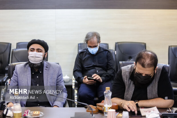 حسین متولیان، علی داوودی و محمود حبیبی کسبی در محفل شعرخوانی سوگواره مهر حضور دارند