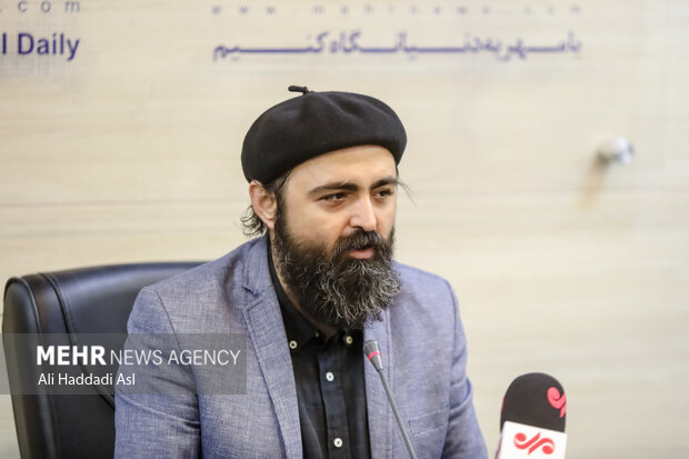 محمود حبیبی کسبی از شاعران بنام شعر آئینی در برنامه سوگواره مهر به خوانش شعرهایش پرداخت