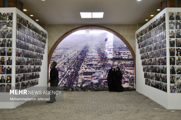 بازدید کنندگان در حال مشاهده و گرفتن عکس یادگاری از نمایشگاه رویای بهشت هستند